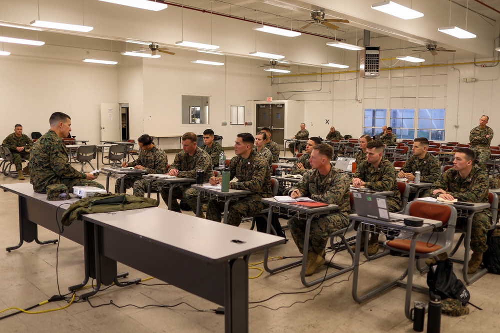 1st MARDIV CG speaks at company commanders course