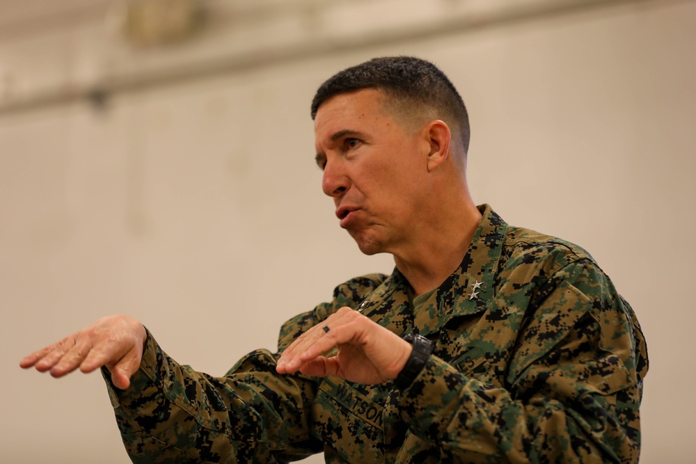 1st MARDIV CG speaks at company commanders course