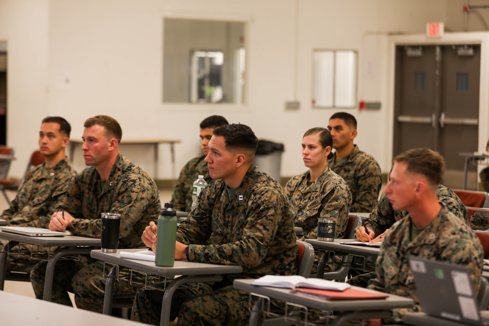 1st MARDIV CG speaks at company commanders course