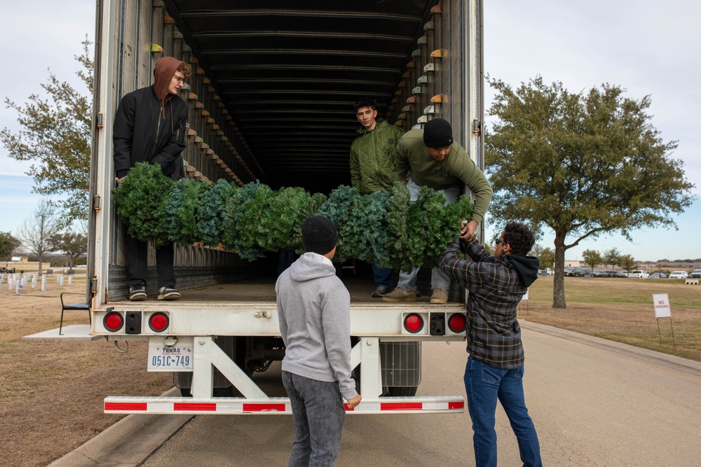 Volunteers retrieve wreaths, honor veterans in Central Texas