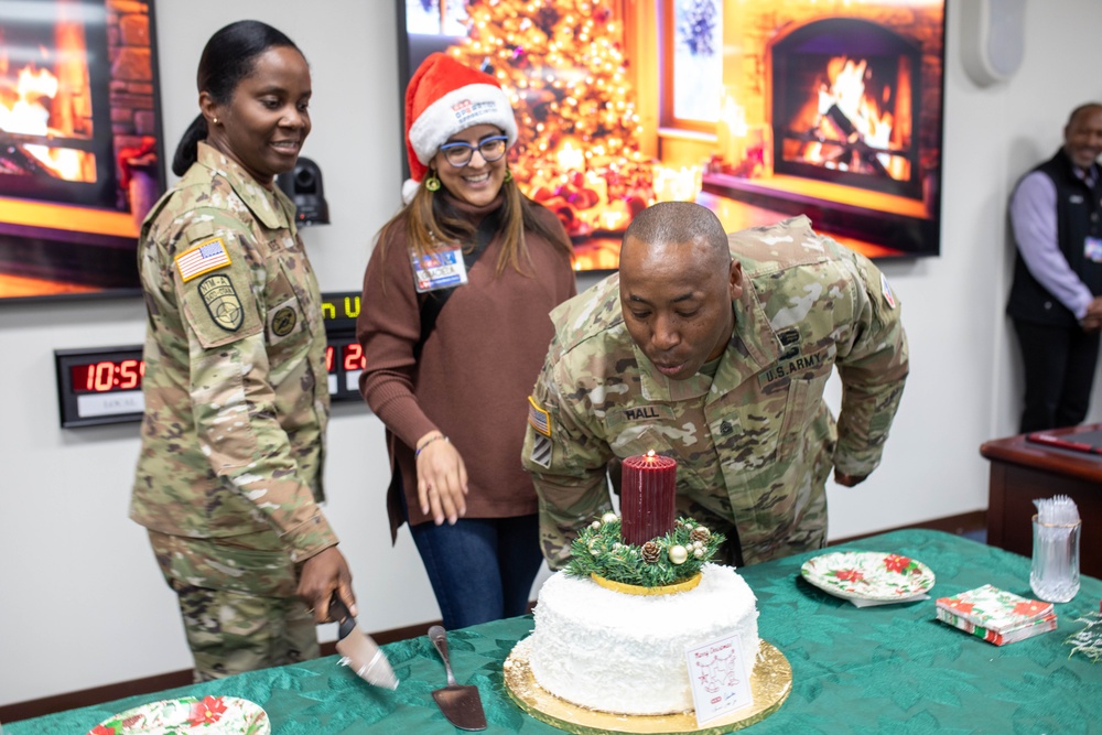 H-E-B presents cake, thanks Fort Cavazos