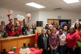 H-E-B presents cake, thanks Fort Cavazos