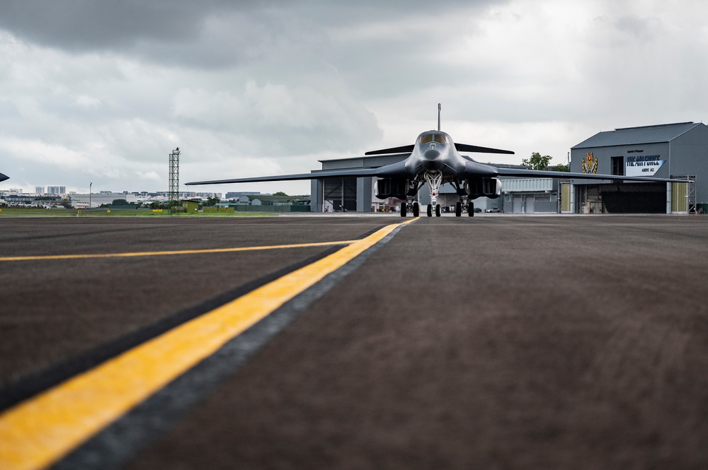 DVIDS - Images - U.S. B-1B Lancers Conduct Air-to-air Refueling ...