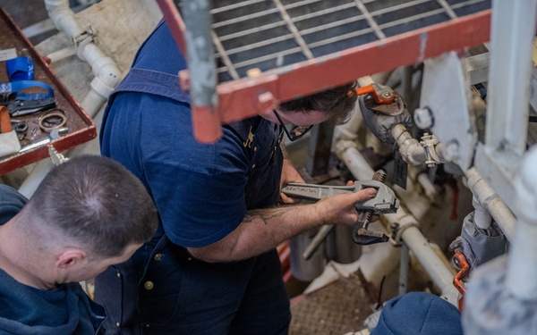 Coast Guard Cutter Polar Star (WAGB 10) engineering department conducts repairs underway