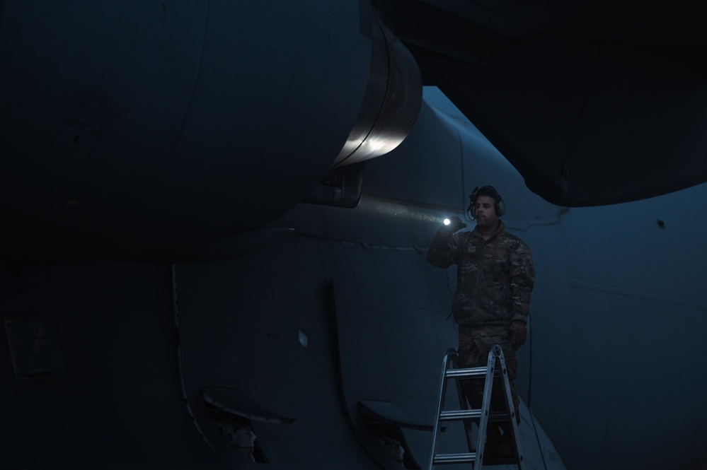 C-17 commands the fog