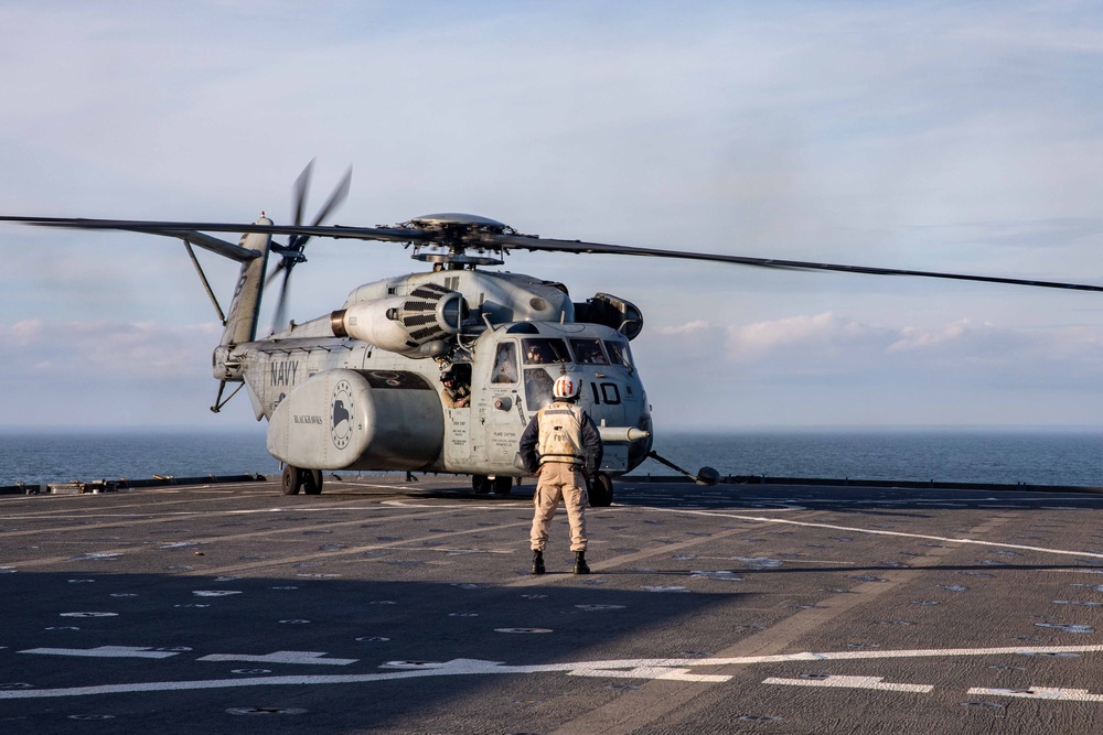 USS Gunston Hall (LSD 44) Conducts Deck Landing Qualifications