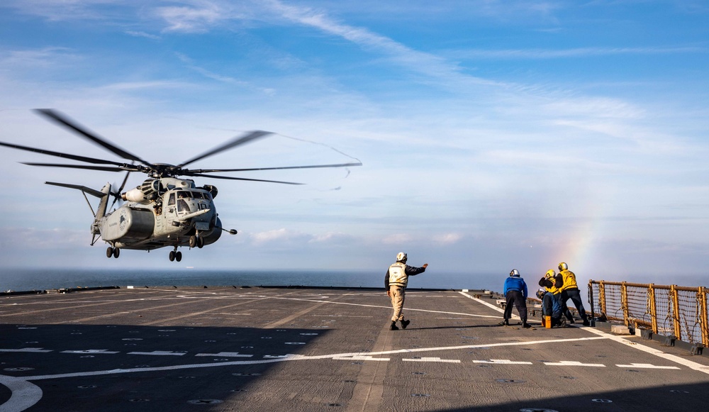 USS Gunston Hall (LSD 44) Conducts Deck Landing Qualifications