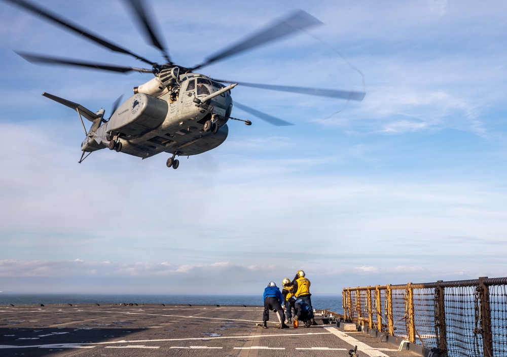 USS Gunston Hall (LSD 44) Conducts Deck Landing Qualifications