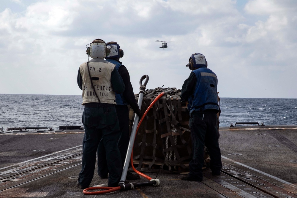 Sterett Sailors Conduct Vertical Replenishment