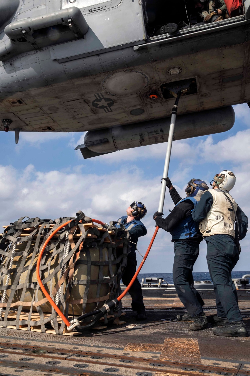 Sterett Sailors Conduct Vertical Replenishment