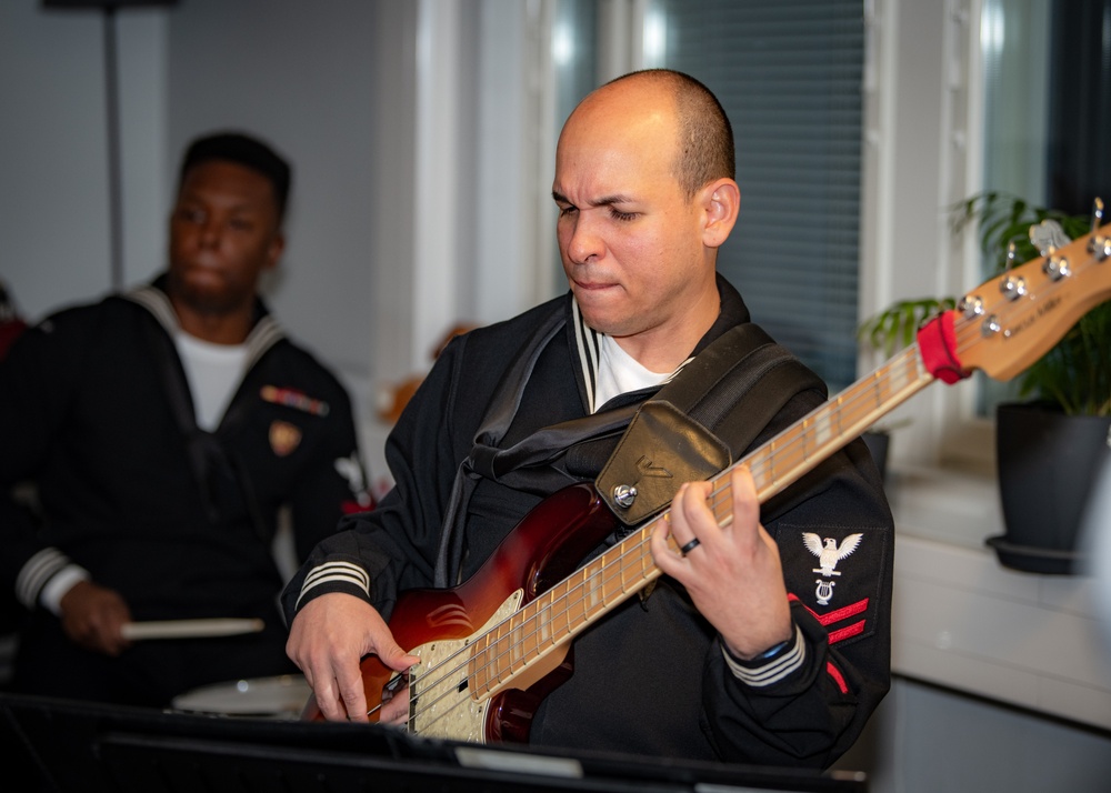 NAVEUR-NAVAF Band performs at Help Center for Ukrainians in Helsinki