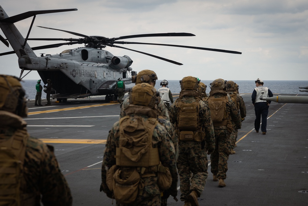 Battalion Landing Team 1/1 conducts boarding drill