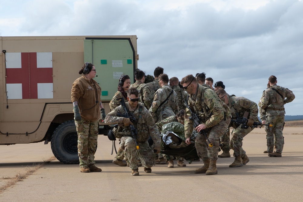 Paratroopers train on aeromedical evacuations, build airborne capabilities