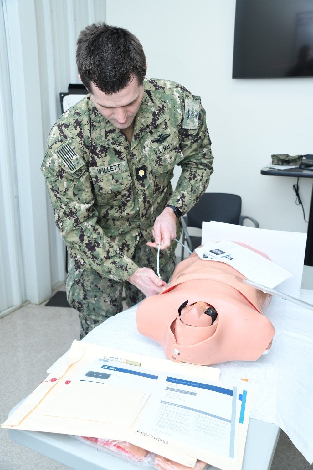 Active-duty medical personnel train together for Advanced Trauma Life Support course