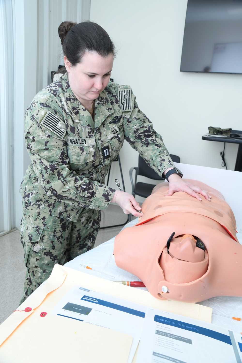 Active-duty medical personnel train together for Advanced Trauma Life Support course
