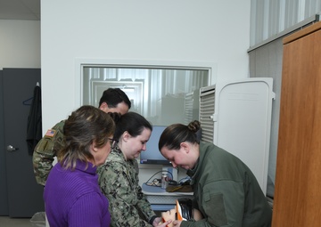 Active-duty medical personnel train together for Advanced Trauma Life Support course