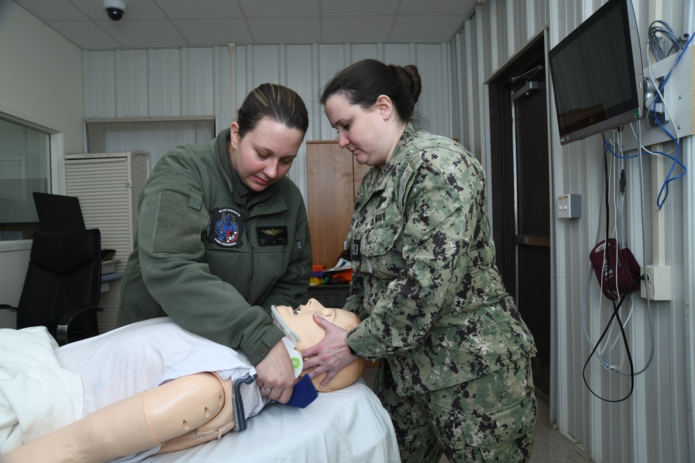 Active-duty medical personnel train together for Advanced Trauma Life Support course