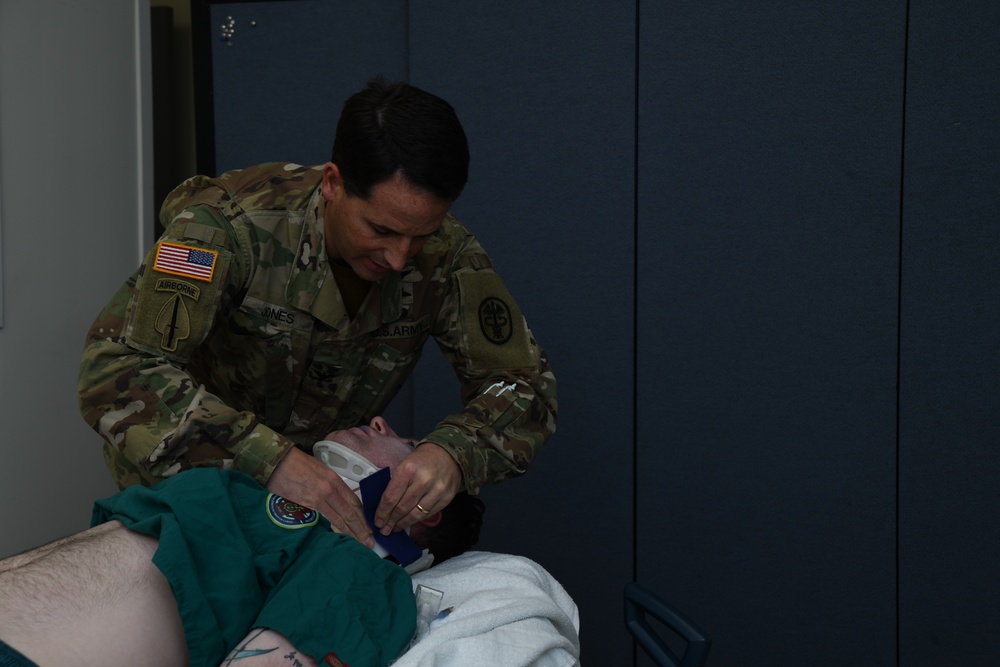 Active-duty medical personnel train together for Advanced Trauma Life Support course