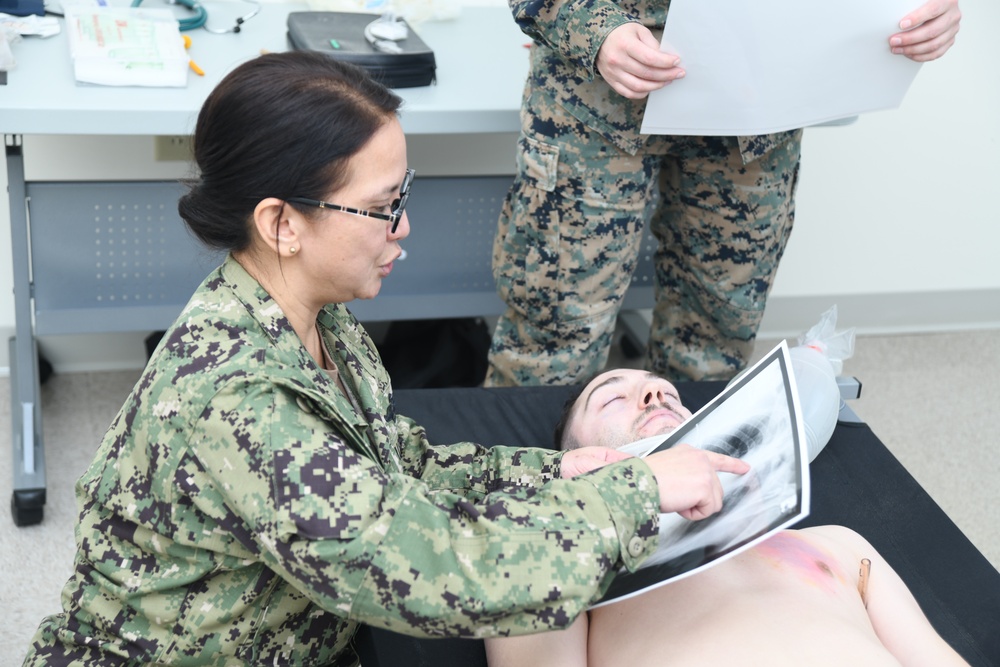 Active-duty medical personnel train together for Advanced Trauma Life Support course