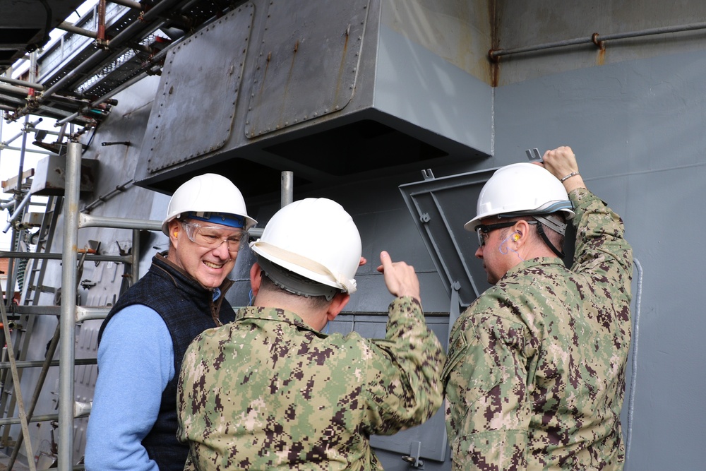 Adm. Mark Ferguson III (ret.) Visits USS Benfold (DDG 65)