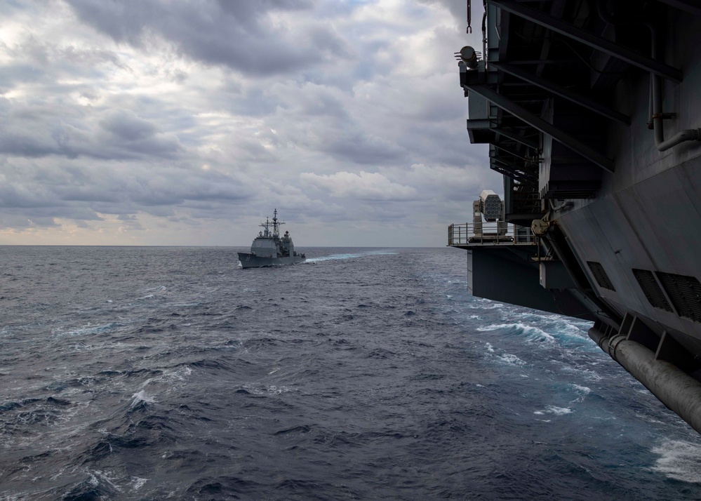 USS Carl Vinson (CVN 70) Conducts Fueling-at-Sea