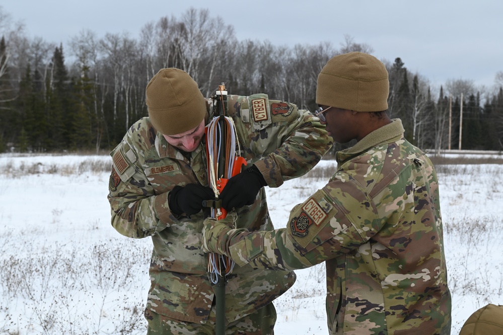 Minnesota National Guard conducts winter communications training