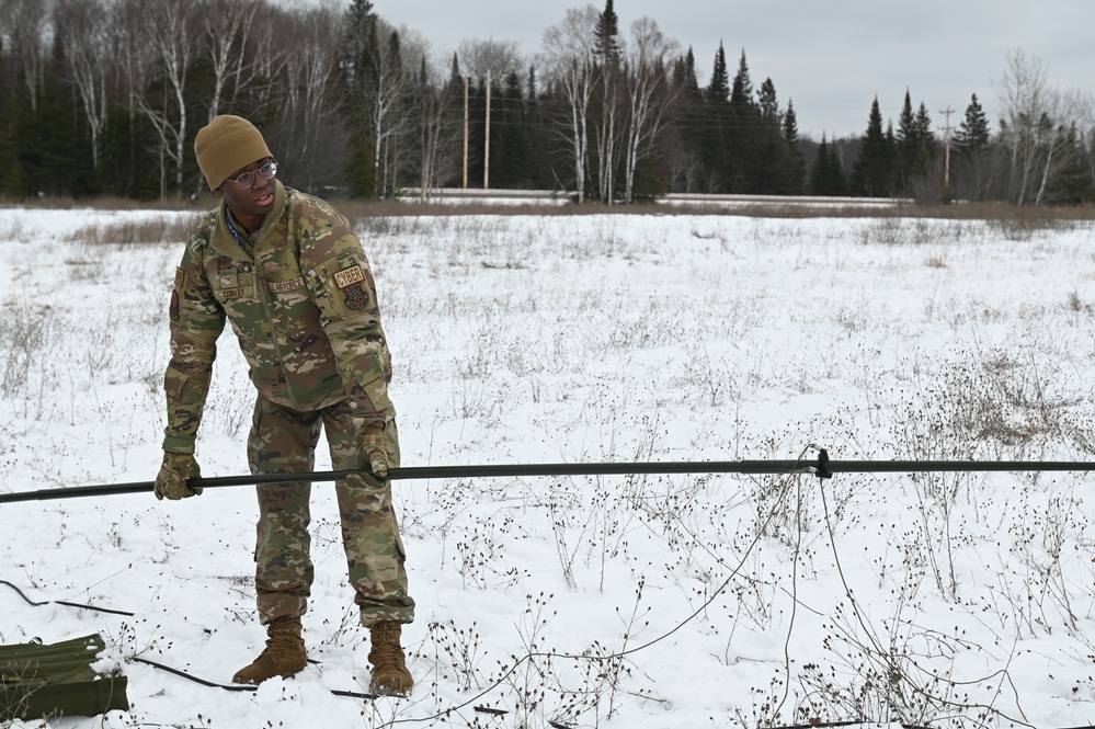 Minnesota National Guard conducts winter communications training