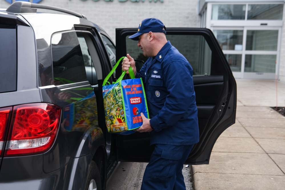 Coast Guard volunteers at Greater Cleveland Food Bank