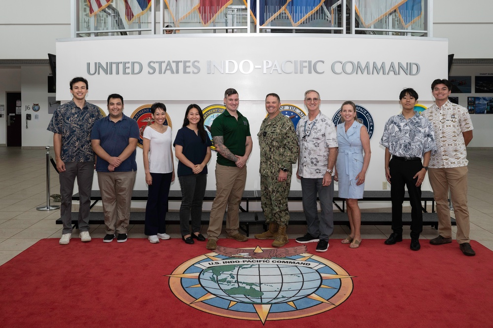 Rear Adm. Henderschedt meets with University of Hawai`i’s Intelligence Mentoring Program
