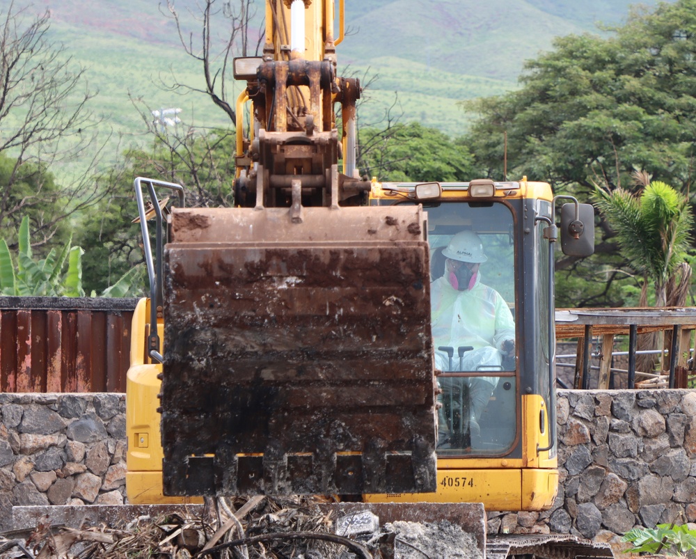 USACE contractor removes debris from a residence in Lahaina, Hawaii