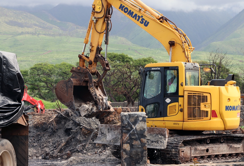 USACE contractor removes debris from a residence in Lahaina, Hawaii