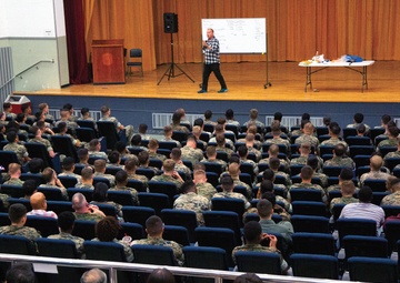 LESSONS THROUGH LAUGHTER: COMEDIAN STEVE VERRET BREATHES A LITTLE LIFE INTO SAFETY / 笑いを通した学び ー 米コメディアン、交通安全啓発に一役買う