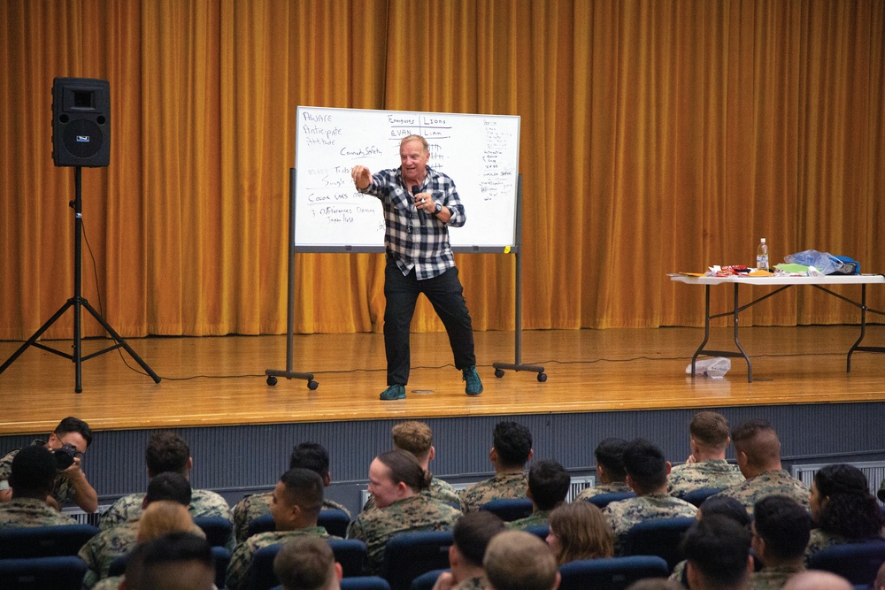 LESSONS THROUGH LAUGHTER: COMEDIAN STEVE VERRET BREATHES A LITTLE LIFE INTO SAFETY / 笑いを通した学び ー 米コメディアン、交通安全啓発に一役買う