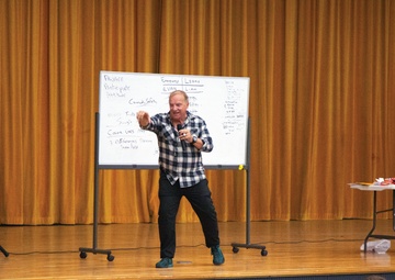 LESSONS THROUGH LAUGHTER: COMEDIAN STEVE VERRET BREATHES A LITTLE LIFE INTO SAFETY / 笑いを通した学び ー 米コメディアン、交通安全啓発に一役買う