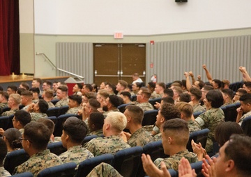 LESSONS THROUGH LAUGHTER: COMEDIAN STEVE VERRET BREATHES A LITTLE LIFE INTO SAFETY / 笑いを通した学び ー 米コメディアン、交通安全啓発に一役買う