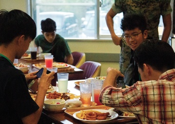 LOCAL STUDENTS BROADEN PERSPECTIVE AT COURTNEY SUMMER ENGLISH CLASS /コートニー夏期英語クラスで見聞広める地元学生