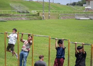 LOCAL STUDENTS BROADEN PERSPECTIVE AT COURTNEY SUMMER ENGLISH CLASS /コートニー夏期英語クラスで見聞広める地元学生