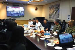 JP BROADCASTING GROUP EXPERIENCE 'SEEING IS BELIEVING' AT MCAS FUTENMA / 日本の報道関係者、普天間基地で「百聞は一見にしかず」を体験