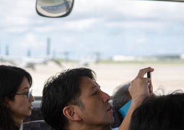 JP BROADCASTING GROUP EXPERIENCE 'SEEING IS BELIEVING' AT MCAS FUTENMA / 日本の報道関係者、普天間基地で「百聞は一見にしかず」を体験