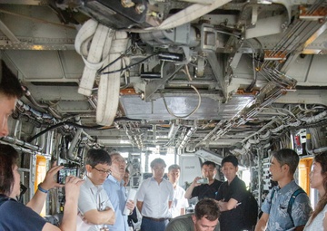 JP BROADCASTING GROUP EXPERIENCE 'SEEING IS BELIEVING' AT MCAS FUTENMA / 日本の報道関係者、普天間基地で「百聞は一見にしかず」を体験
