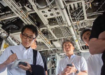 JP BROADCASTING GROUP EXPERIENCE 'SEEING IS BELIEVING' AT MCAS FUTENMA / 日本の報道関係者、普天間基地で「百聞は一見にしかず」を体験