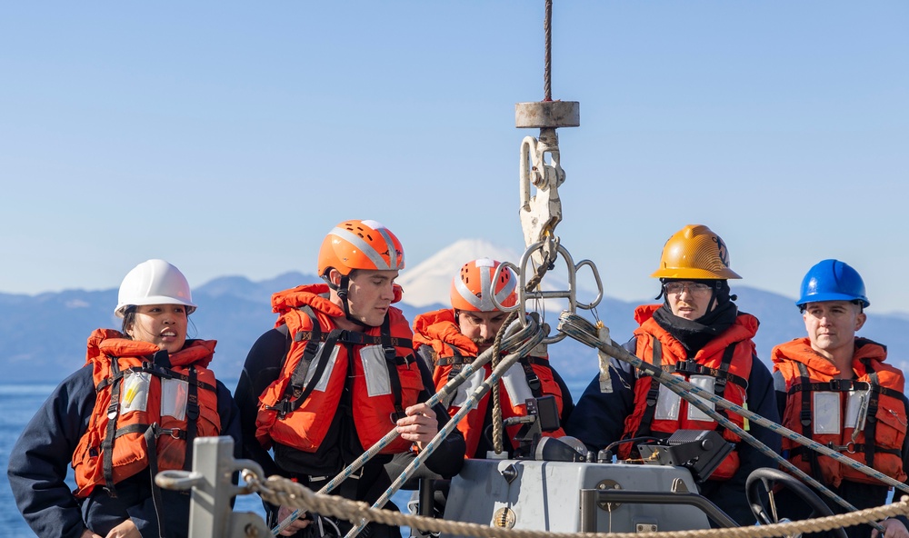 DDG 115 MAN OVERBOARD DRILL