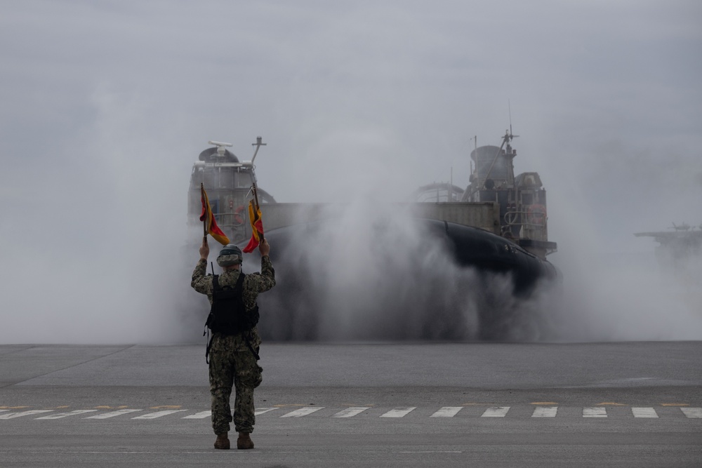 Ship-to-Shore: LCACs load 31st MEU gear onto USS Green Bay