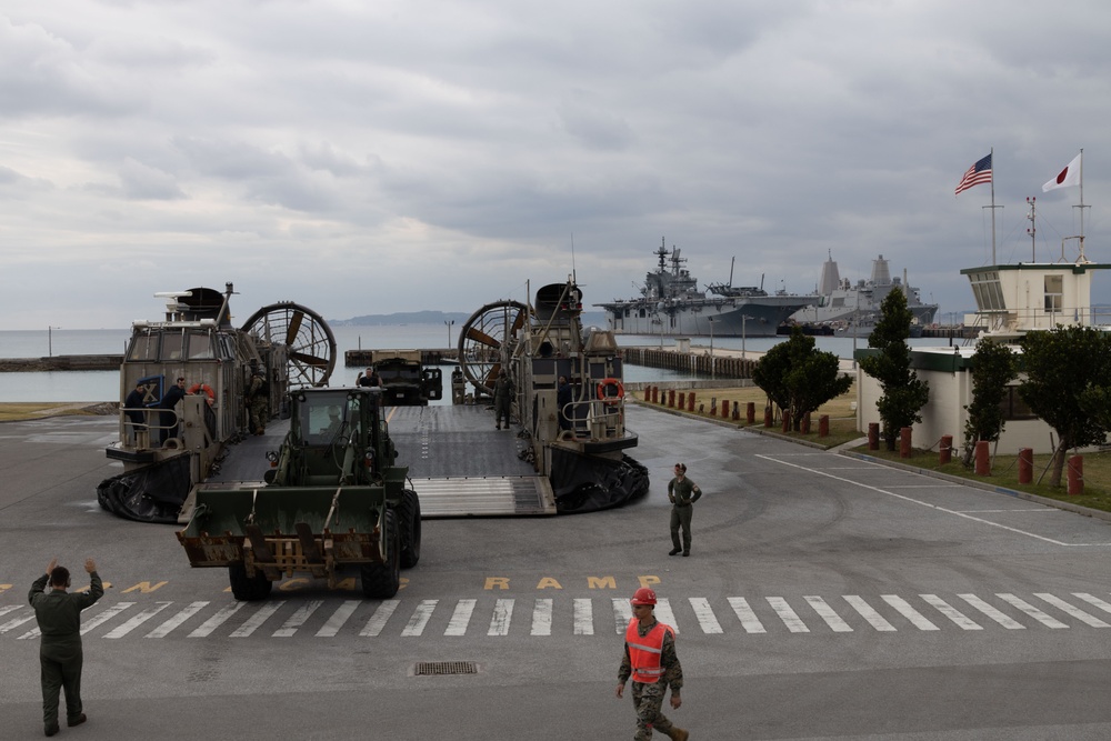 Ship-to-Shore: LCACs load 31st MEU gear onto USS Green Bay