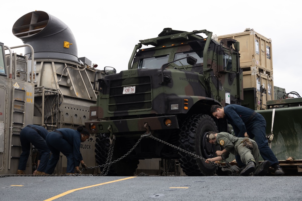 Ship-to-Shore: LCACs load 31st MEU gear onto USS Green Bay