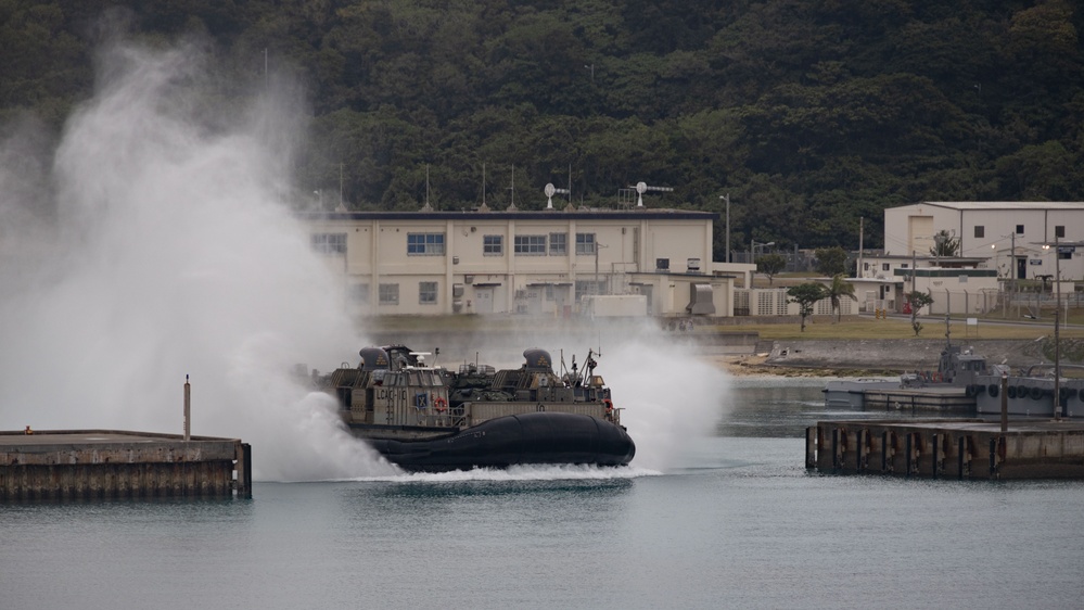 Ship-to-Shore: LCACs load 31st MEU gear onto USS Green Bay