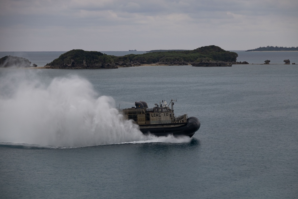 Ship-to-Shore: LCACs load 31st MEU gear onto USS Green Bay