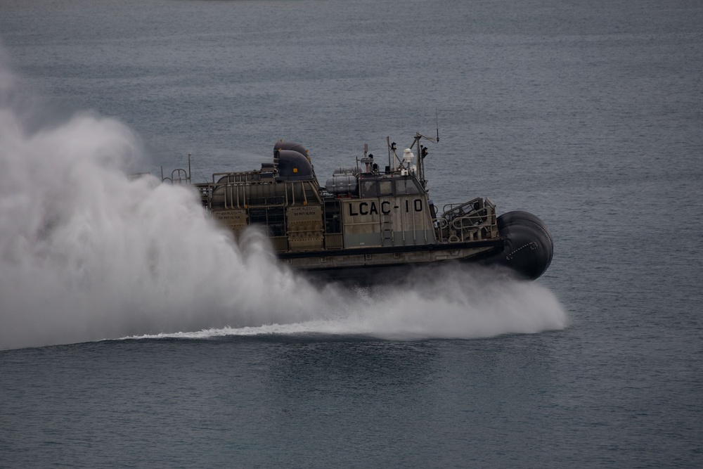 Ship-to-Shore: LCACs load 31st MEU gear onto USS Green Bay