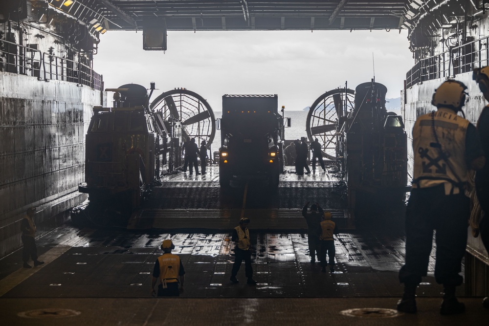 Ship-to-Shore: LCACs load 31st MEU gear onto USS Green Bay