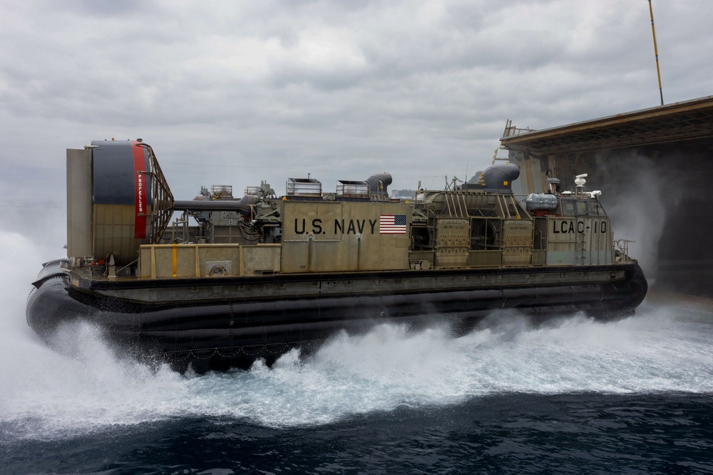 Ship-to-Shore: LCACs load 31st MEU gear onto USS Green Bay